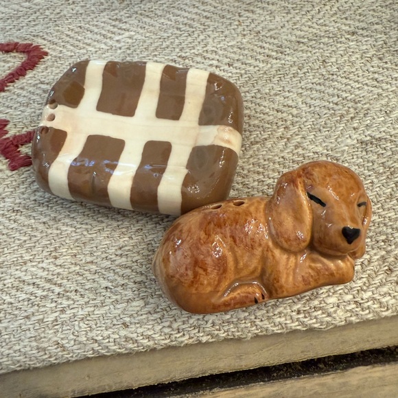 Brand NWOT Mini Dog and Bed Salt and Pepper Shakers - Picture 2 of 9